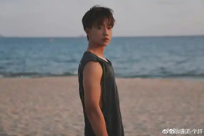 余景天tony超话#余景天去年的沙滩照#余景天去年沙滩照这个肌肉线条
