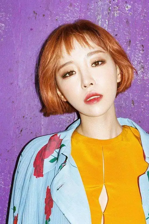 内扣短发短发烫发尾的发型设计,齐刘海刚好梳在眼皮的上边,真的好有