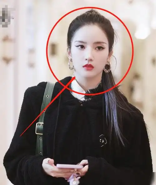 刘些宁创4三公路透一身黑色造型超飒无美颜下的腿围真的绝了