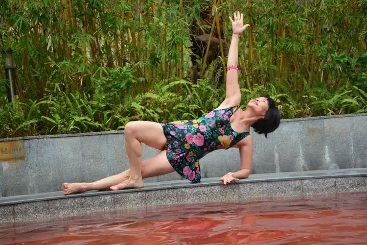 巴西野玫瑰温泉池~~泳装秀