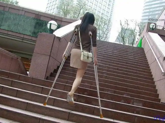 人,一般分为慕残者(devotee),扮残者( pretender)和自残者(wannabe)