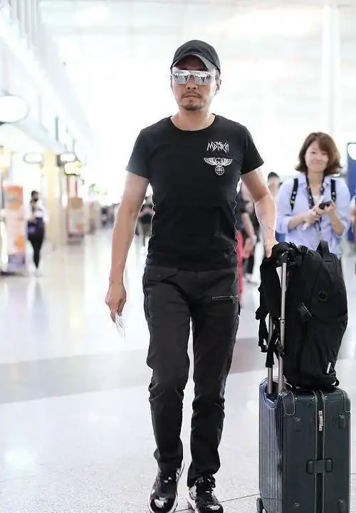 张涵予肌肉线条突出硬汉身材惹眼张扬穿休闲裤更有随性范