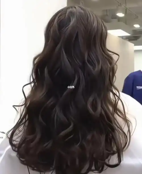 气质又显瘦的发型推荐长发慵懒烫发超显瘦