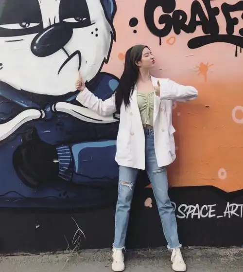 刘些宁衣品跟颜值果然是成正比的!再大的西装,也能穿出港风味