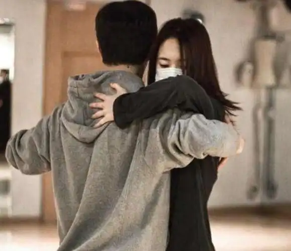 张艺兴喜欢她5年,王一博和她对视就脸红_郑秀晶