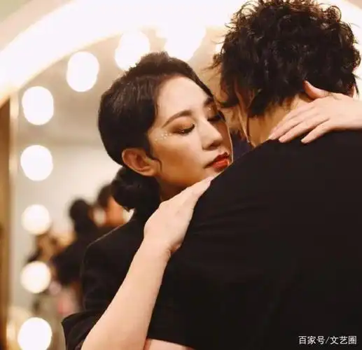 演员马丽罕见晒老公照片祝老公父亲节快乐脸上红色唇印很显眼