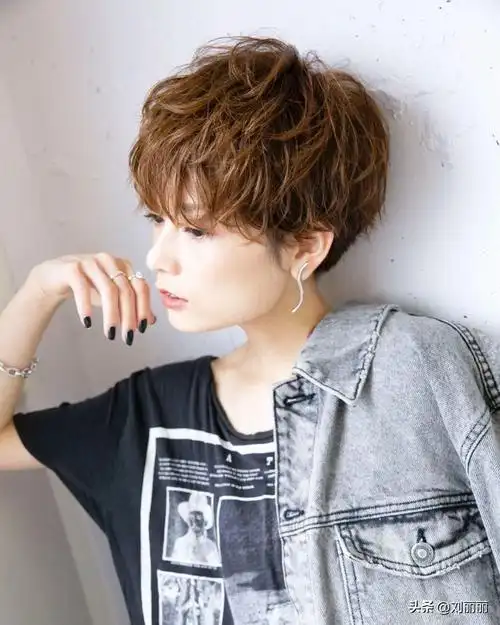 短发发型女性时尚潮流发型图片欣赏_热能烫怎么烫才会很卷