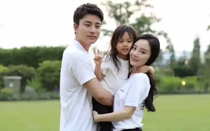 贾乃亮带甜馨游欢乐谷被网友偶遇父女情深引网友热议