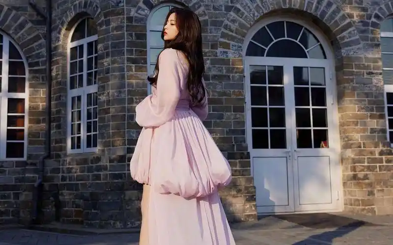 杨超越粉裙甜美高清桌面壁纸