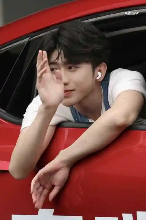 背带坤 好甜好可爱#蔡徐坤#|#蔡徐坤范思哲全球品牌代言人