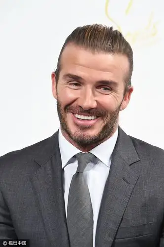 "万人迷"贝克汉姆西装革履绅士范 大背头 小马尾辫迷醉造型靠颜值支撑