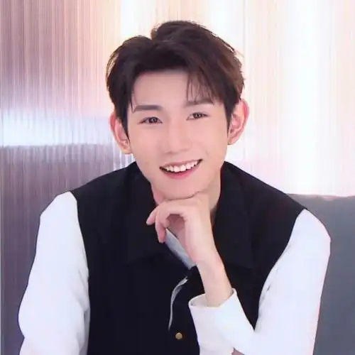 得力品牌代言人王源  #王源  他的笑容永远能治愈我所有的不坷种