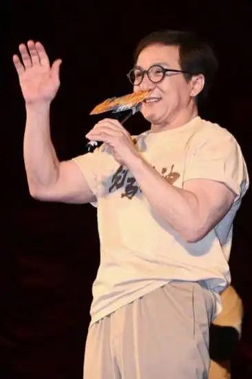 成龙 大哥参加新电影《龙马精神》的宣传活动,虽然69岁但依旧神采奕奕