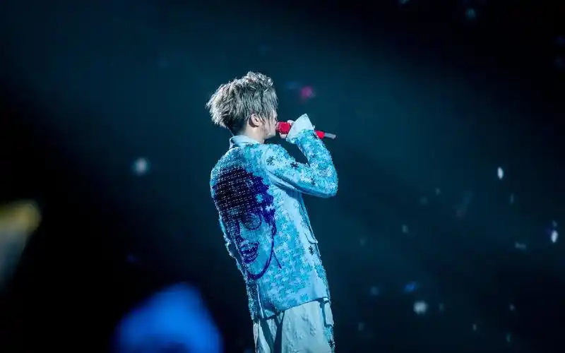 桌面壁纸 明星图片 > 正文  本文 薛之谦最新演唱会锁屏_超级有才的