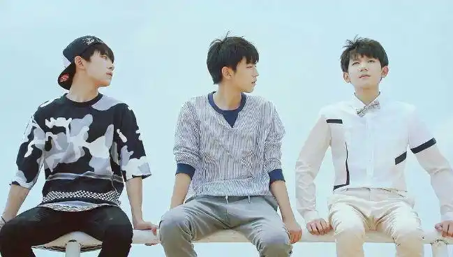 同是tfboys的师弟,一个已和师兄同台春晚,另一个却实力毁