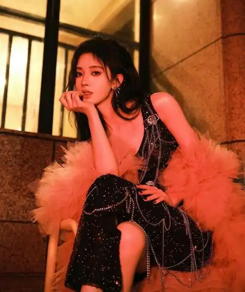 鞠婧祎这次的亮相是在一场盛大的活动上,这位演员选择了一件非常性感