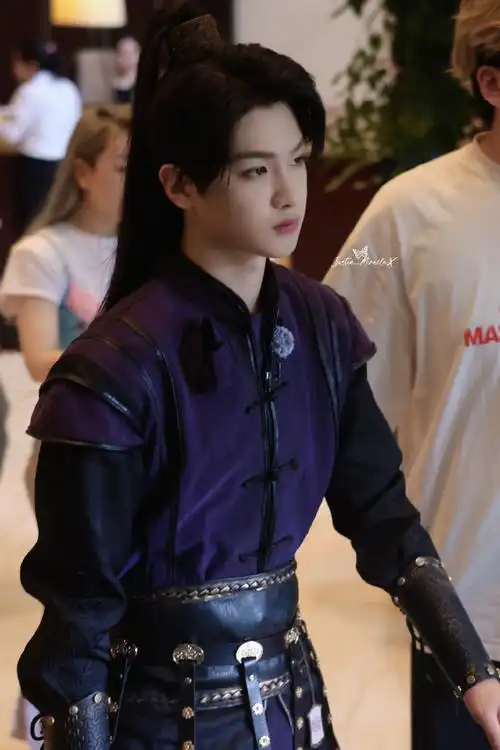 黄明昊密逃古装少侠造型