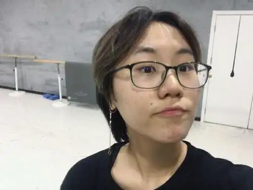 窦靖童与窦佳嫄不愧是姐妹,穿衣品味异常相似,奇葩的不敢撞衫!