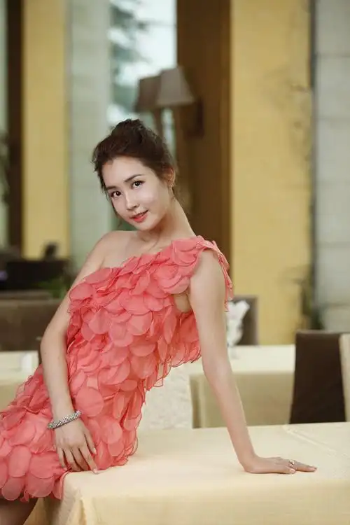 李多海优雅性感显时尚风范