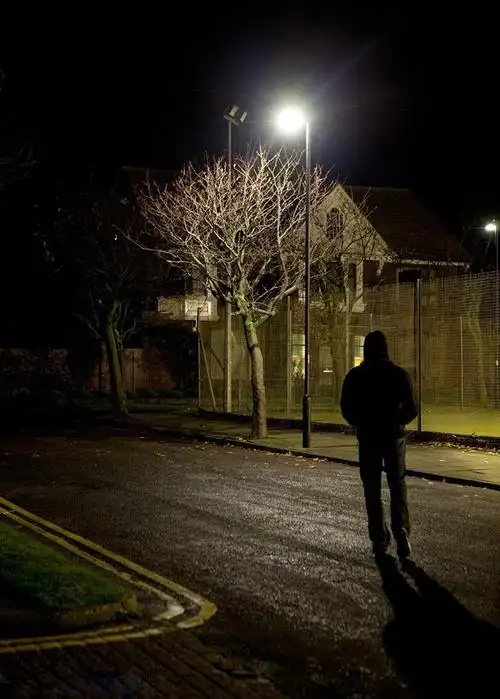 路灯下男生失落背影