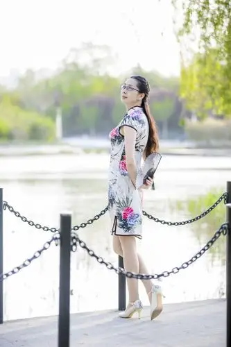 一身修饰多优雅,万种风情满态娆. 佳丽凌波踏水步,徐娘手执彩扇摇.