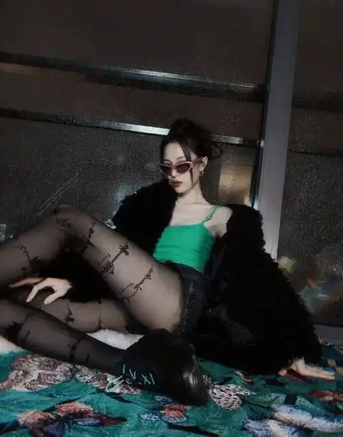 钟楚曦不愧是"丝袜控",随便一搭就很美,照着学准没错_风格_时尚_袜子