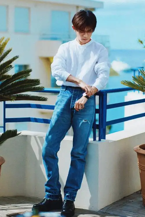 易烊千玺宝马新生代代言人##易烊千玺法国晚宴侧拍