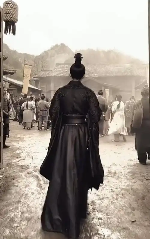 故地#刘宇宁说"故地重游",这个古装背影看起来好帅啊所以讨论了这么久