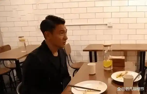 刘德华蹲在路边和群演吃饭,大牌男星看到盒饭怒骂:这是人吃的?