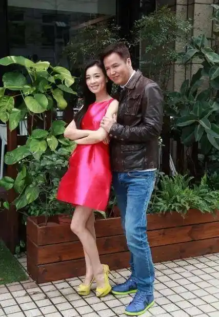 张庭与老公林瑞阳拍照秀恩爱穿玫红色连衣裙年轻洋气好招摇