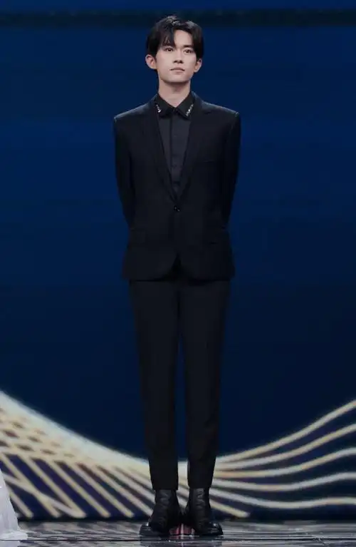 超正!易烊千玺寸头照曝光清爽帅气 眼神坚定温柔