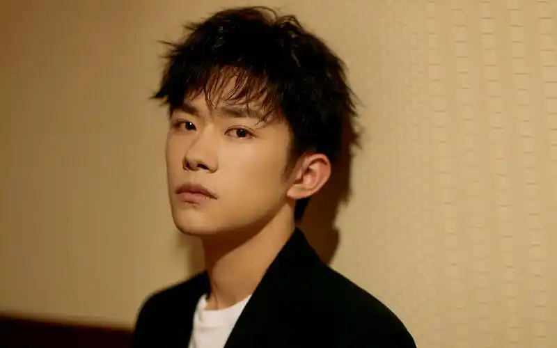 帅气小鲜肉易烊千玺