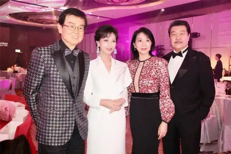 70岁赵雅芝与老公黄锦燊同框,恩爱如初,白娘子风采依旧不减当年!