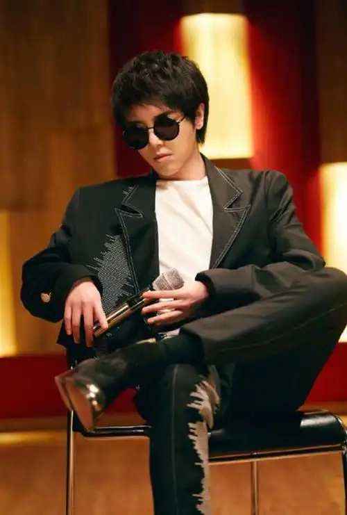 有一种整容叫华晨宇,黑色西装搭配墨镜超a超炫,歌帅人更酷