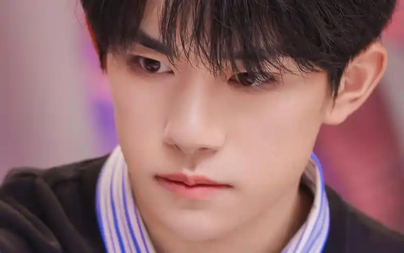 电脑壁纸 明星 大陆明星 易烊千玺时尚休闲条纹衬衫帅气写真