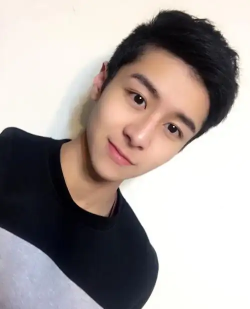 台湾高校男生地铁萌笑走红 海量生活照曝光