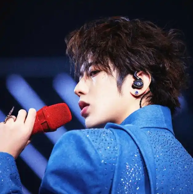 顶流瓜!蔡徐坤第二段恋情曝光,托举女生亲密拍照,见面收手机