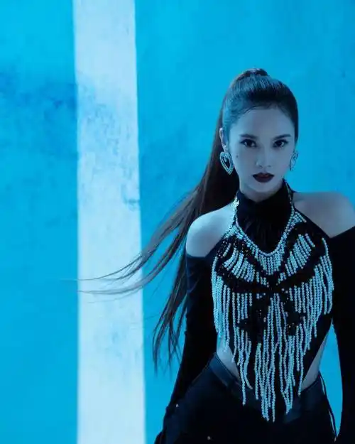 杨丞琳《沸腾校园》高马尾造型舞台写真 戴桃心钻坠冷艳绝美_马尾