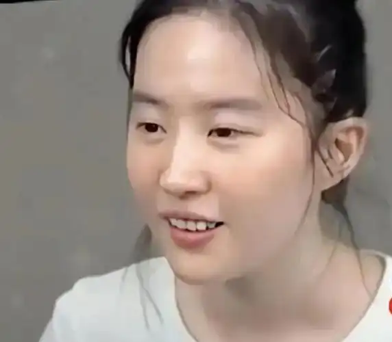 照片中的刘亦菲,没有了往日的浓妆艳抹,也没有了那些华丽的服饰作为装