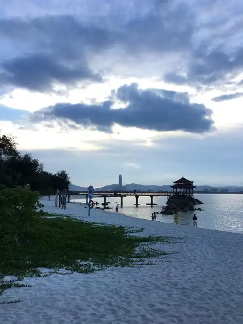 【约一夏】蜈支洲岛著名的旅游景点情人桥