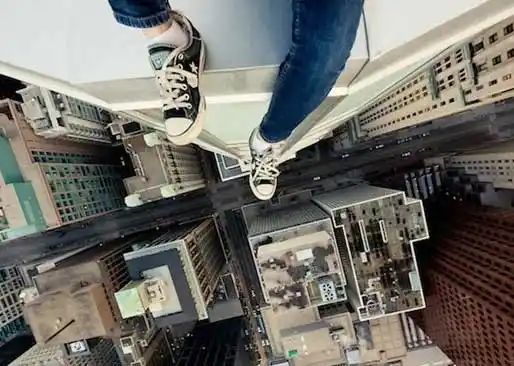 实拍:楼顶摄影师拍下震撼照片 被叹"真玩命"