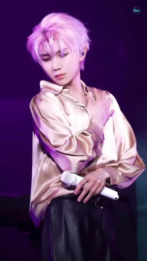 王源超话#王源客厅狂欢巡演##唯爱王源#派对伙伴今日变粉发,如樱花随