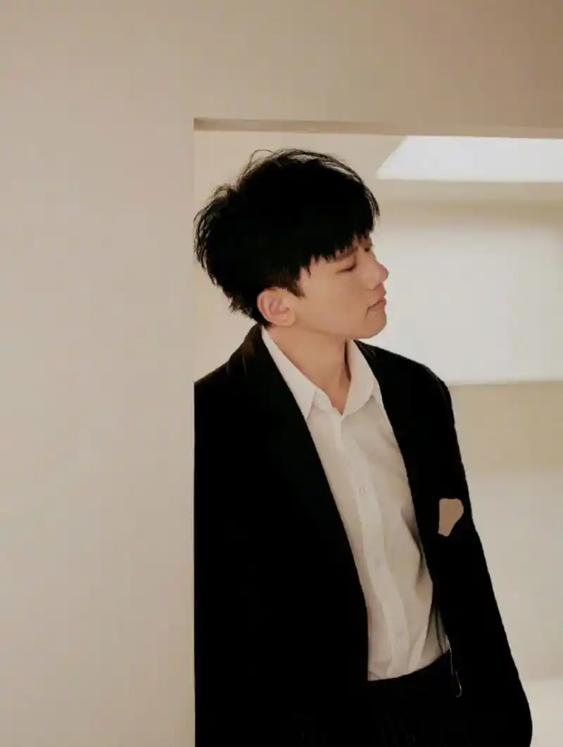 张杰不受助理打手机影响,登上杂志封面时尚感十足,西装加短发中规中矩