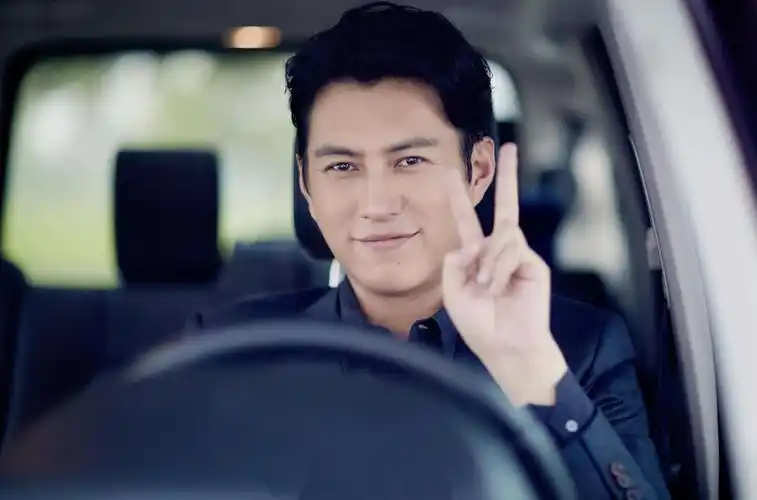 当红小生靳东与李佳,出租屋里走出来的恩爱夫妻