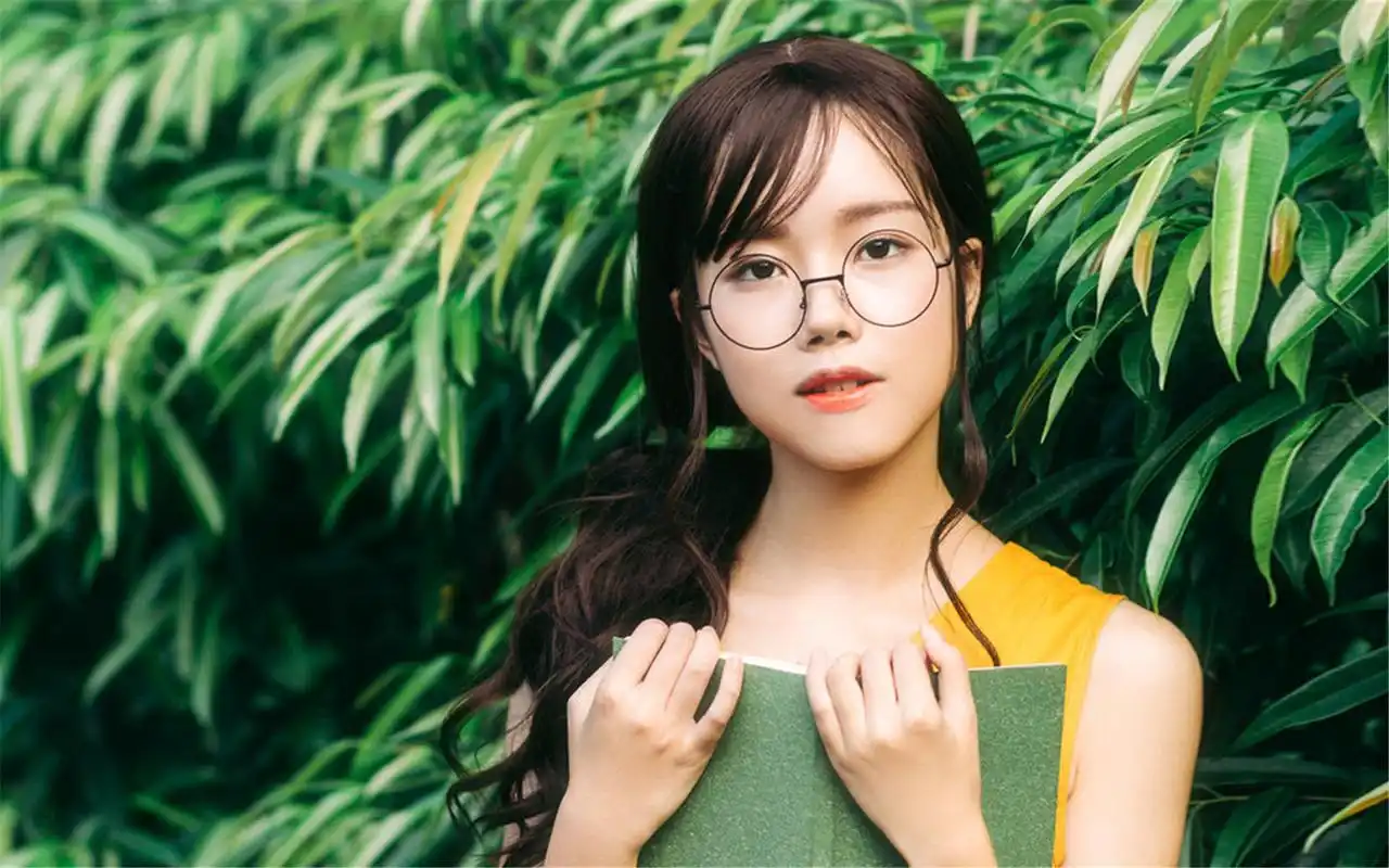 戴眼镜的文艺美女清新写真高清桌面壁纸下载