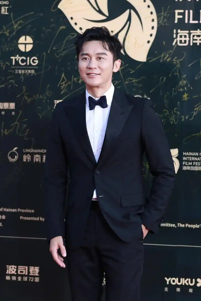 第二届海南电影节星装:李晨西装蝴蝶结领结系带皮鞋英姿飒爽