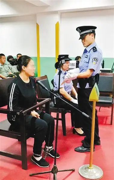 被告人在庭审现场辨认证物