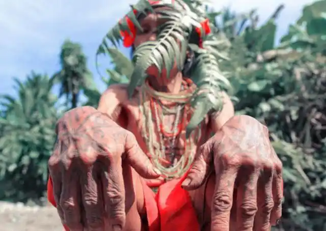 印尼一原始部落不论男女从小纹身女性会故意磨尖牙不爱穿衣