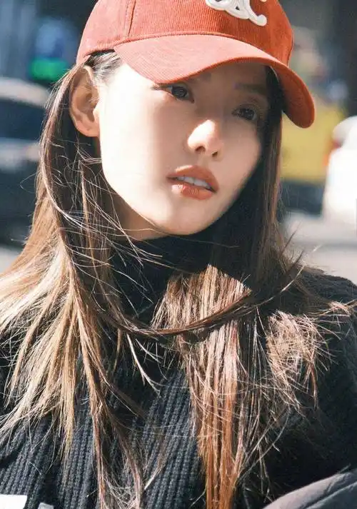 张嘉倪最新街拍,红色鸭舌帽 黑色外套,一整个大跳脱,浅浅赢了_美貌