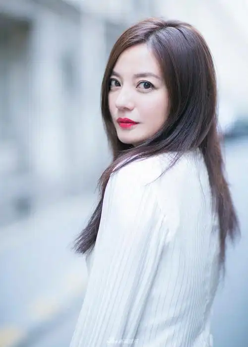 赵薇巴黎街拍造型百变 干练随性一秒切换